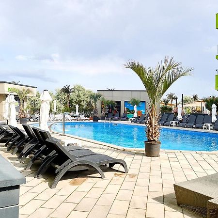 Vibe Apartment- Spa N Pools Beach Resort Navodari Ngoại thất bức ảnh